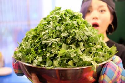 パクチー激盛り！「ダイナマイトラーメン」